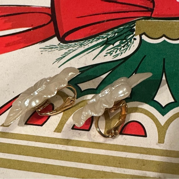 Vintage Faux Pearl Celluloid Molded Flower Clip Earrings Rhinestone Bridgerton - Picture 4 of 6